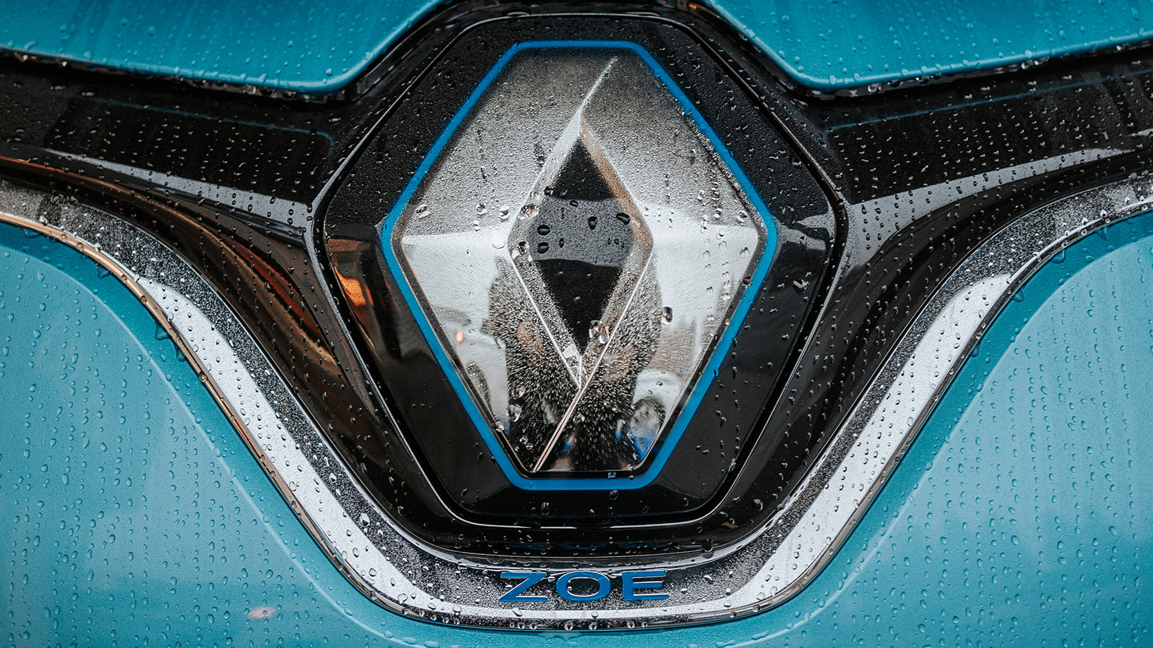 Bilde av fronten på en lyseblå Renault