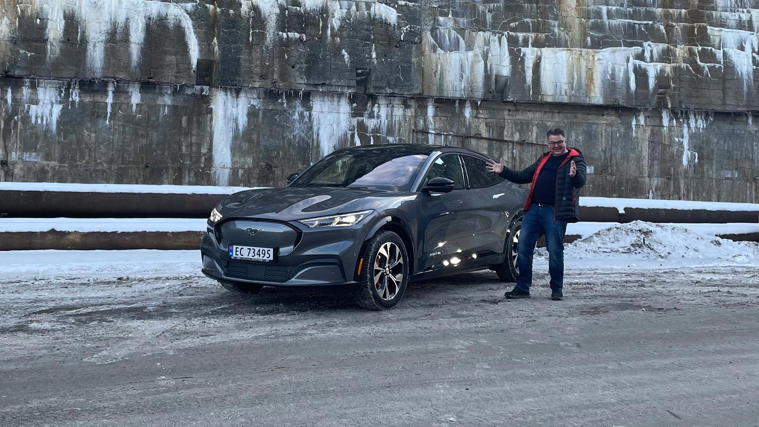 Roger med sin Mustang Mach-E