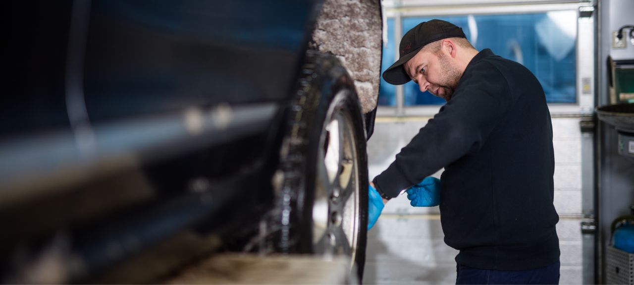 Bilmekaniker hos Bilservice Bruktbil