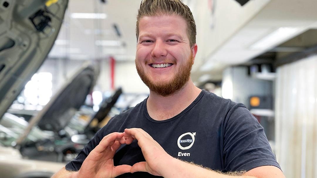 Even i Bilservice viser hjerte med hendene