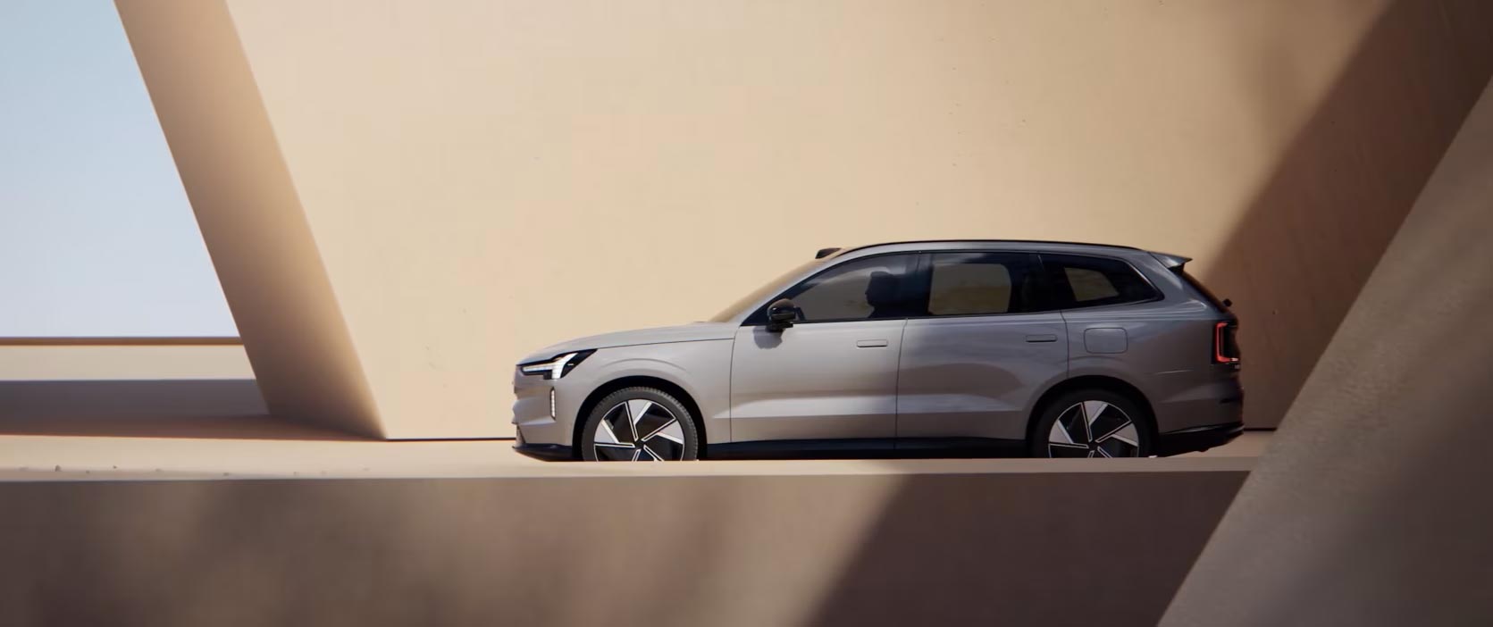 Volvo EX90 rett fra siden