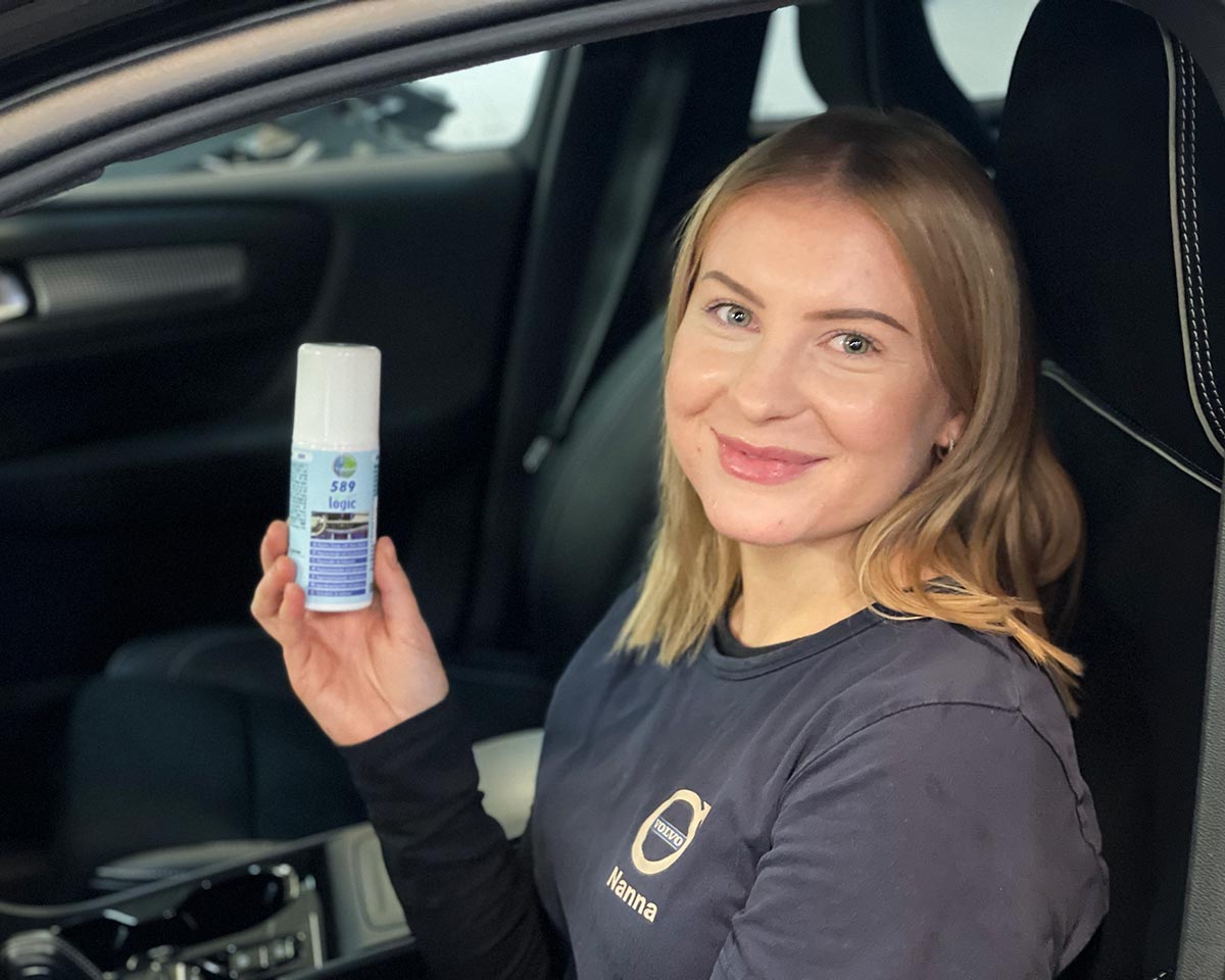 Nanna i Bilservice viser frem Aircowwell 589 Air Sanitizer