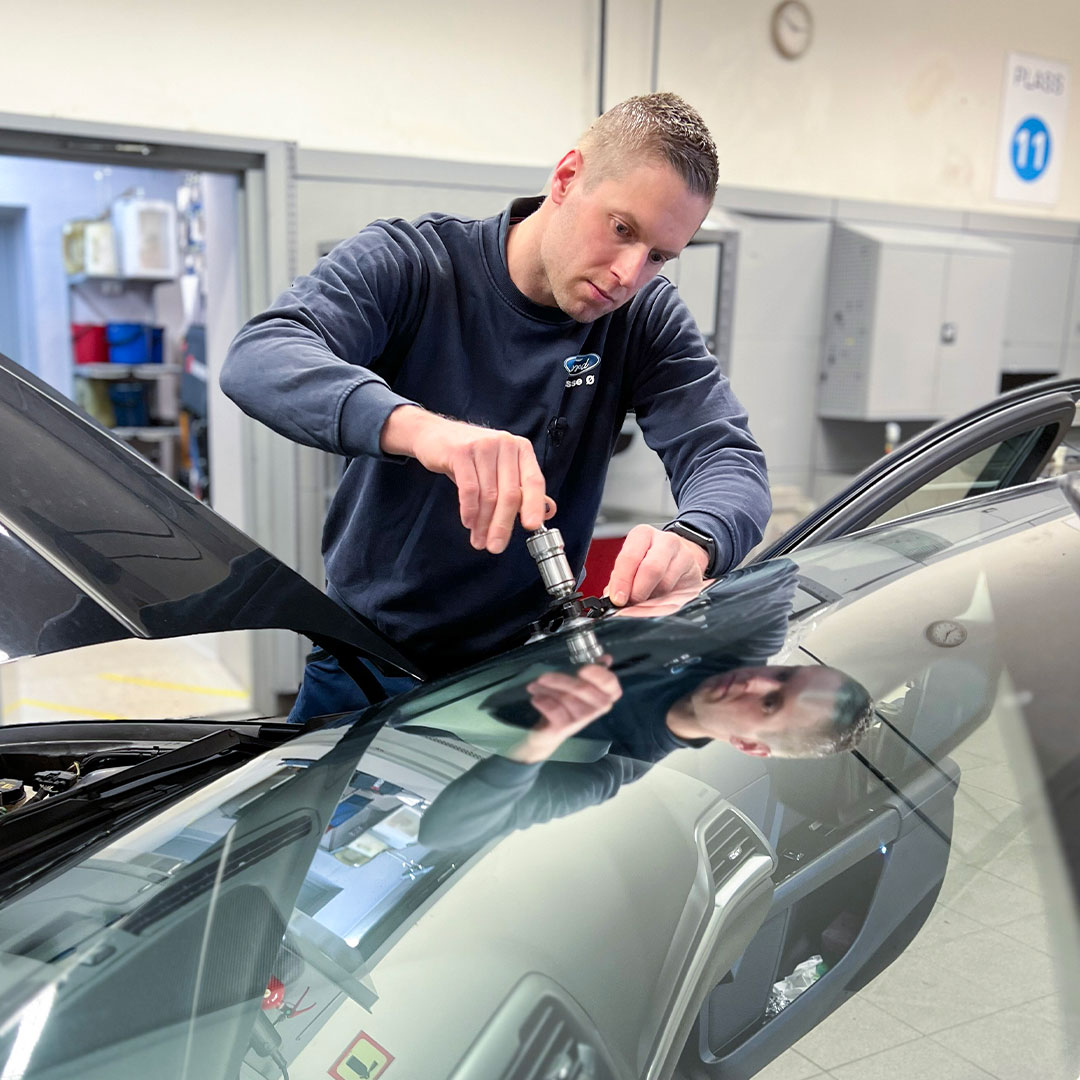 Servicemedarbeider fikser rute hos Bilservice