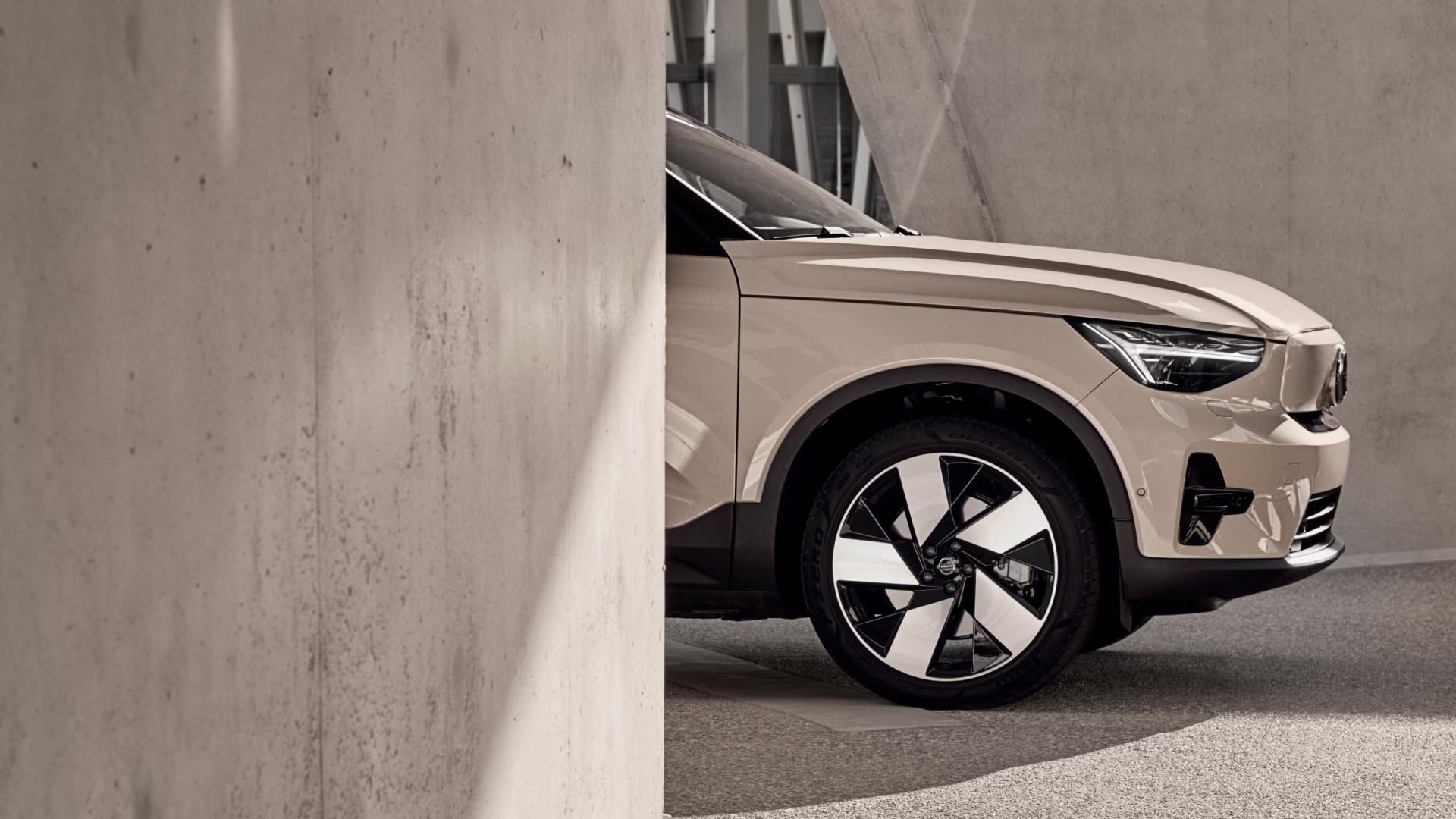 Volvo EX40 fra siden