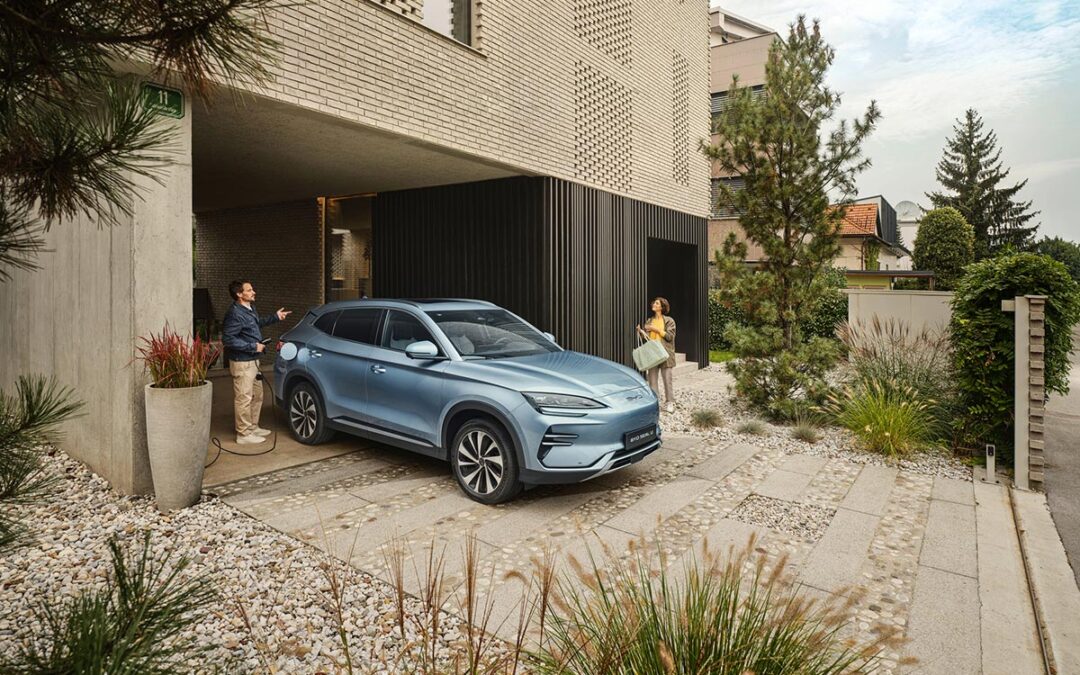 Byd Seal U på vei ut av en garasje