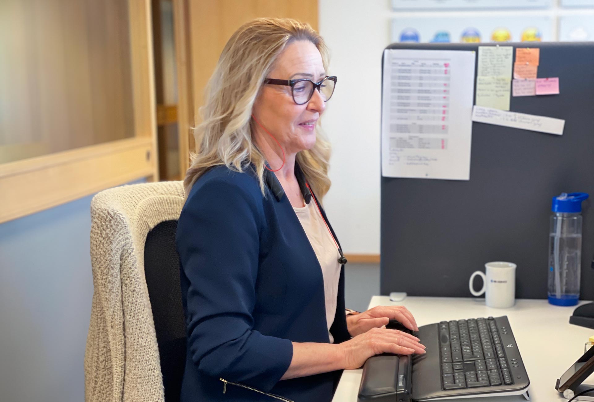 Anne fra kundeservice i Bilservice ved skrvebord