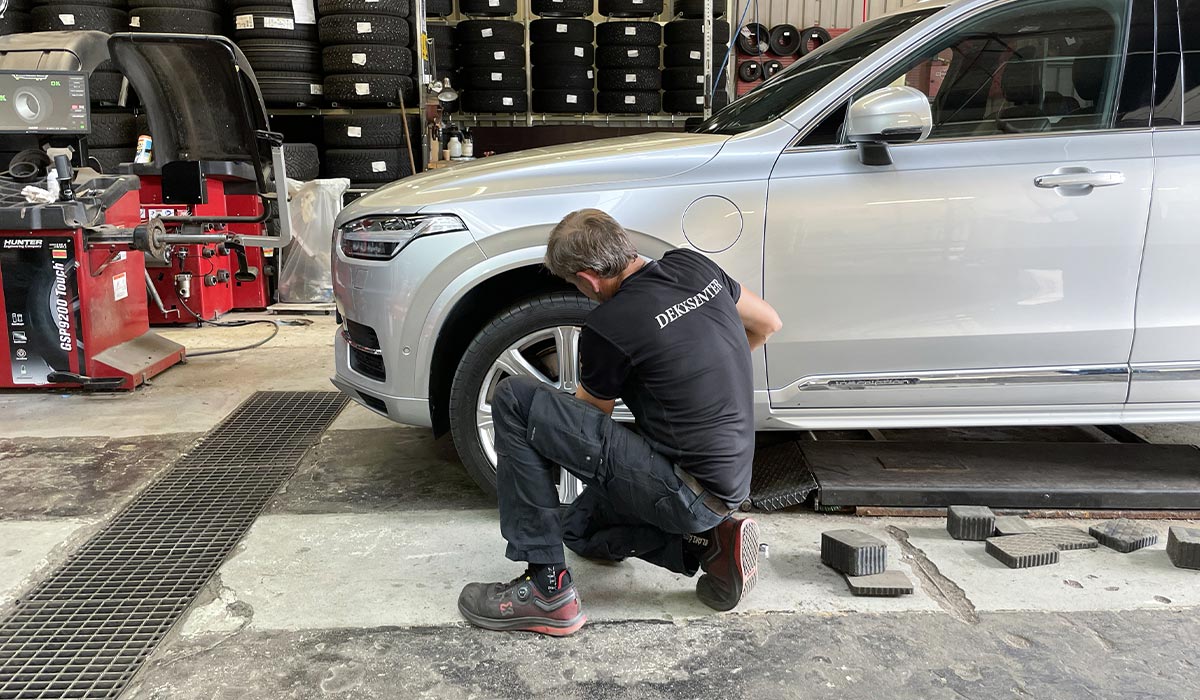 Dekkmedarbeider skifter dekk på Volvo