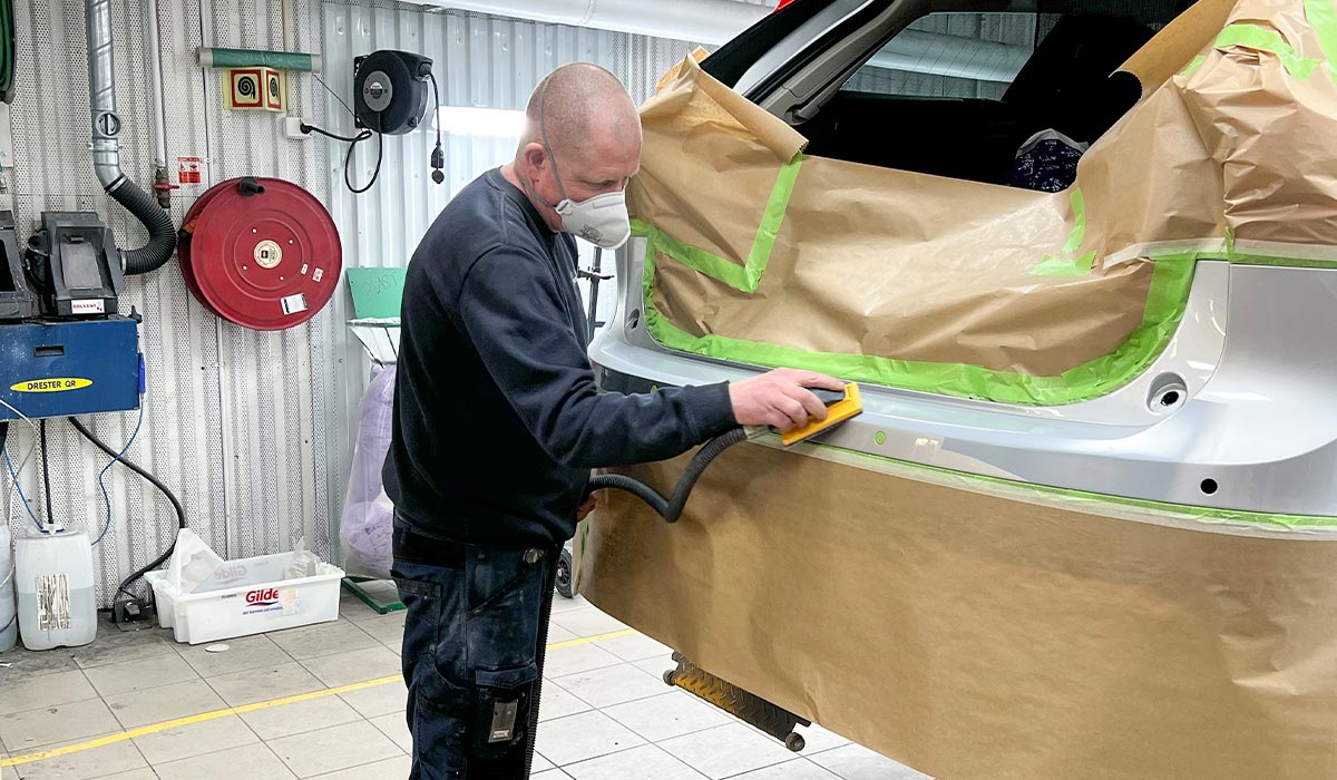 Smartrepair medarbeider pusser bil hos Bilservice