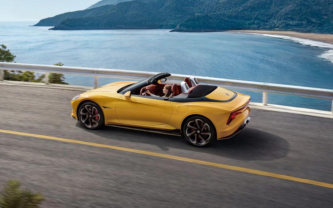 Gul MG Cyberster på veien