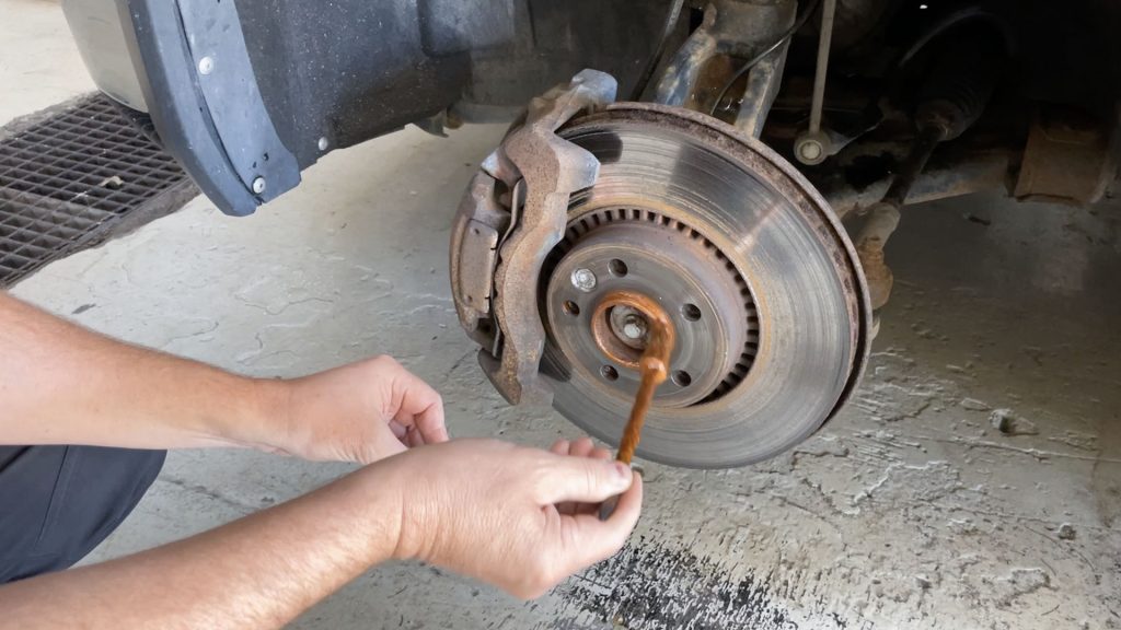 Medarbeider legger på kobberpasta på jhulbolter og nav