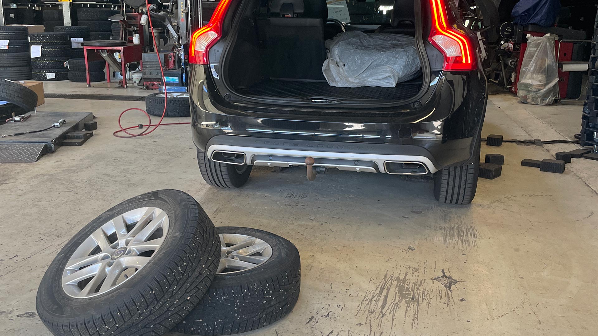 Volvo med løse dekk i dekkhall