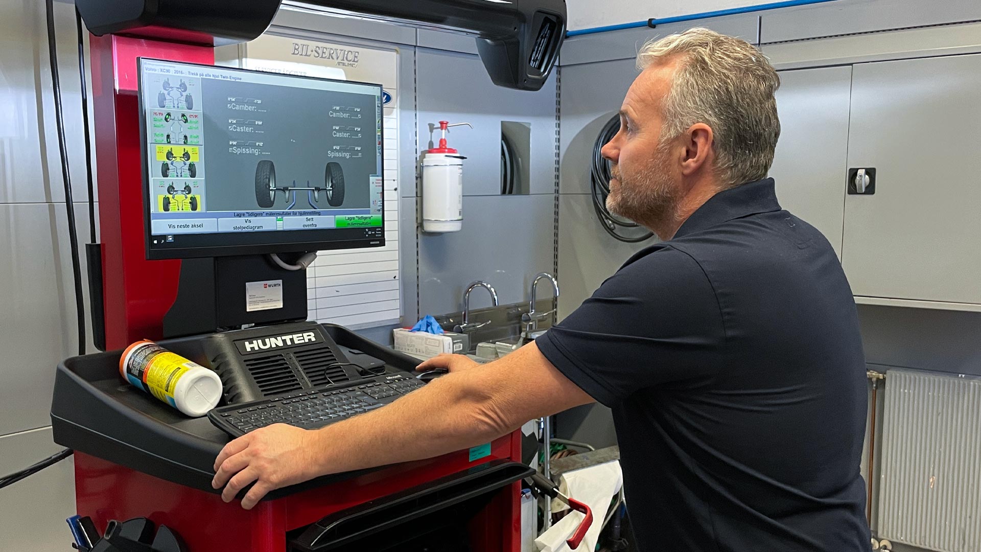 Frode på Bilservice Dekksenter utfører hjulstillingskontroll