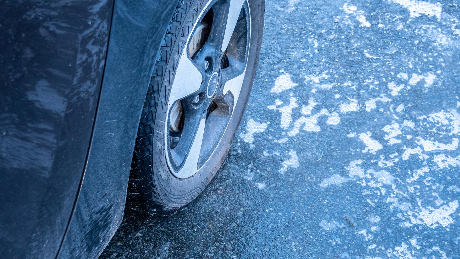 Nærbilde av dekk på is