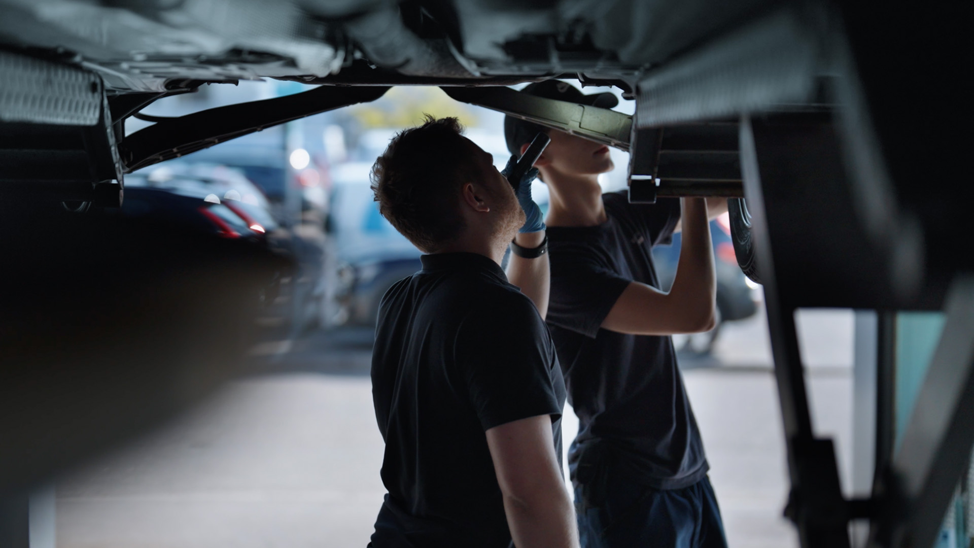 Mekanikere som jobber under bil på service